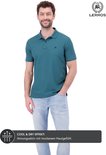 Blauwe polo met donkerblauwe kraag en knopen, model met hand in zak