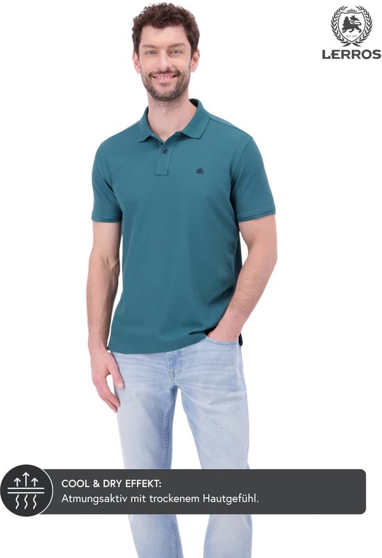Blauwe polo met donkerblauwe kraag en knopen, model met hand in zak
