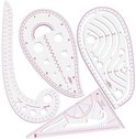 Een set van vier transparante naaimallen met roze markeringen en bochten, waaronder een liniaal.