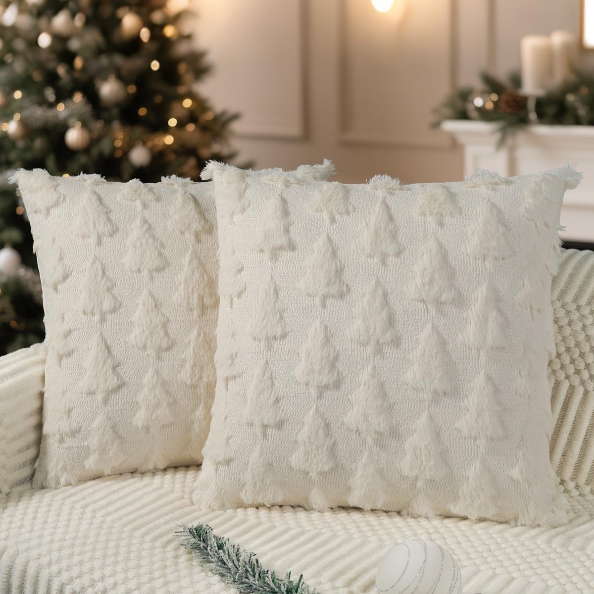 Set van 2 Kerstkussens 50 x 50 cm in Crème Wit met Kerstboom Design van Zacht Pluche voor Winterse Woondecoratie en Sofa Styling