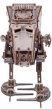 Houten model van een AT-ST Walker met twee poten, grijze en bruine details, wit-grijze verf en een "STOP START" indicatie.