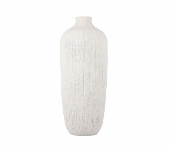 Hoge, slanke witte vaas met textuur.