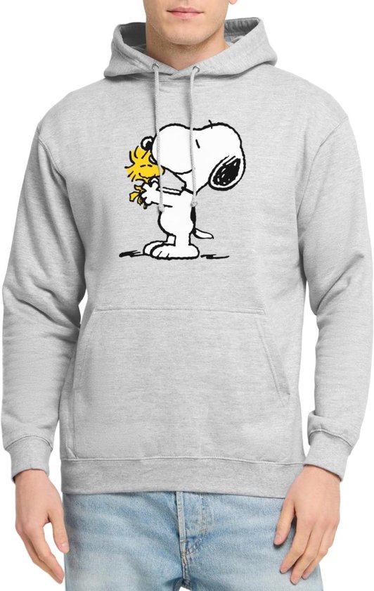 Man in lichtgrijze hoodie met Snoopy en Woodstock die elkaar vasthouden, van voren gezien.