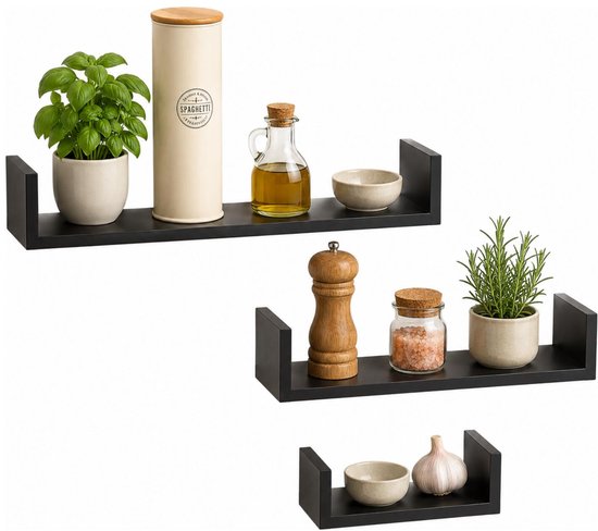 Trois étagères flottantes noires avec décorations : plantes, moulin à épices, pots en verre, ail et un pot d'herbes.