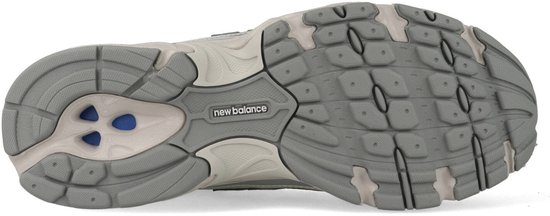 Zool van een lichtgrijze New Balance 740 sneaker met een grijs profiel.