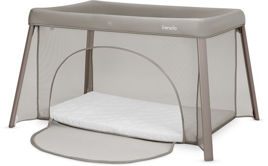 Grijs reisbedje met een matras en een open zij-ingang.