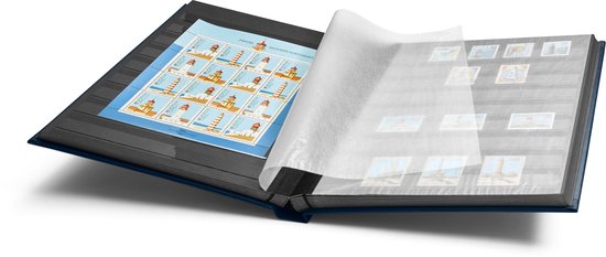 Een geopend blauw insteekalbum met postzegels en beschermpapier. De kaft is blauw.