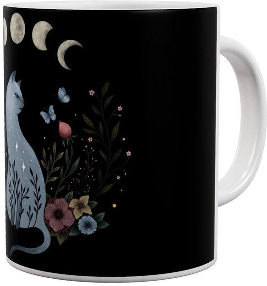 Zwarte mok met een lichtblauwe kat, omringd door bloemen, vlinders en maancycli.