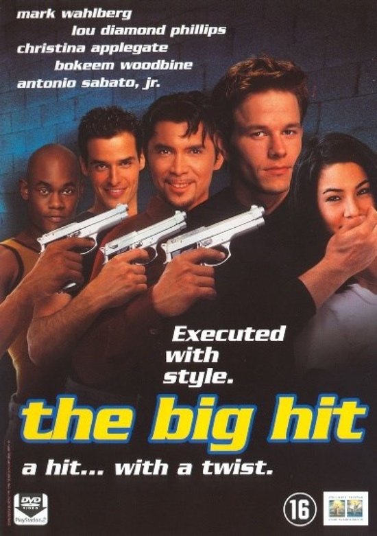 Poster met "The Big Hit". Vier mannen met pistolen, een vrouw met een hand voor haar mond. Met Mark Wahlberg, Lou Diamond Phillips, Christina Applegate, Bokeem Woodbine, Antonio Sabato Jr.
