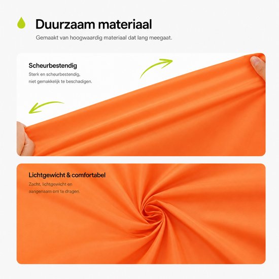 Oranje stof van poncho, scheurvast en lichtgewicht. Textuur van stof met waterdruppels.