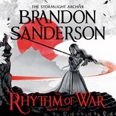 Couverture de livre 'Rhythm of War', Brandon Sanderson. Femme avec épée, soleil rouge et montagnes.