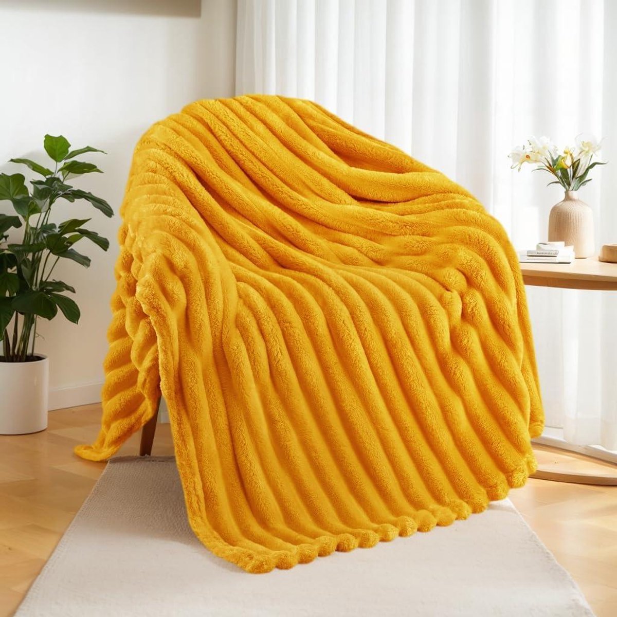 Fleece deken - Zachte plaid - Bank en bed - Gestreept jacquard patroon - 127x152 cm - Mosterdgeel