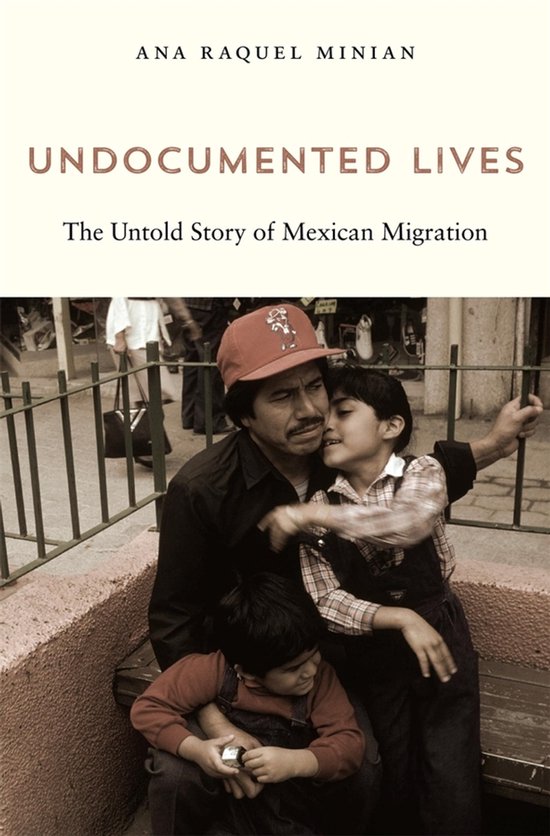 Livre 'Undocumented Lives' avec un père portant une casquette rouge serrant deux fils dans ses bras. Le texte 'ANA RAQUEL MINIAN UNDOCUMENTED LIVES' est visible.
