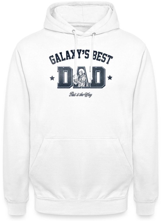 Witte hoodie met de tekst 'Galaxy's Best DAD' en 'This is the Way'. De tekst 'DAD' bevat een afbeelding van de Mandalorian.