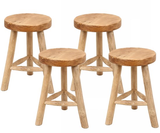 Vier houten krukjes met een rond zitvlak en drie poten, gemaakt van natuurlijk teakhout.