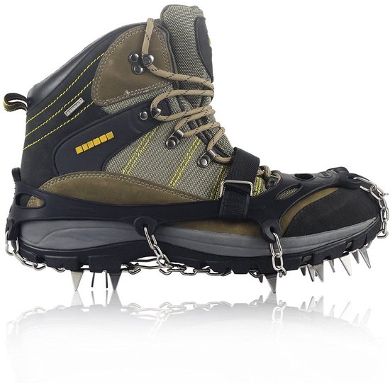 Bruine wandelschoen met zwarte antislipketting met stalen punten en klittenbandsluiting.