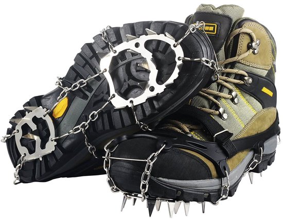 Paar bruine wandelschoenen met zwarte antislipkettingen met 18 stalen punten.