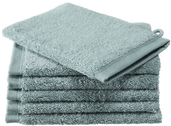 Stapel lichtblauwe washandjes met een lusje aan de bovenste washand.