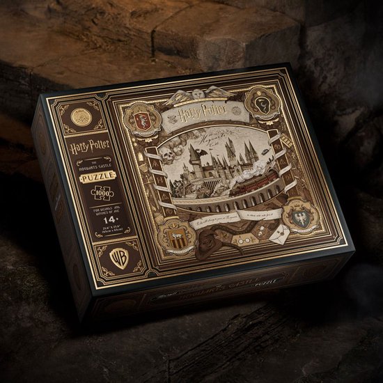 Gesloten Harry Potter Hogwarts Castle puzzeldoos, met gedetailleerde illustraties in goud en bruin.