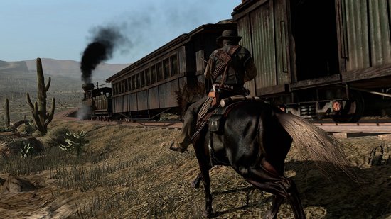Man op zwart paard rijdt naast een stoomtrein in een woestijnlandschap.
