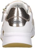 Vooraanzicht van een witte sneaker met goudkleurige, glinsterende hielkap met reptielenprint.