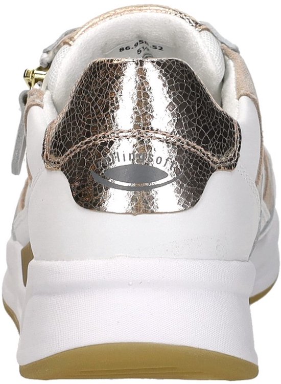Vooraanzicht van een witte sneaker met goudkleurige, glinsterende hielkap met reptielenprint.
