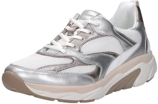 Zijaanzicht van een witte sneaker met zilveren en roségouden accenten, witte veters.