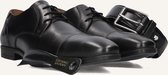 Zwarte nette schoenen met veters, captoe en een schoenlepel met logo.