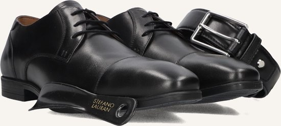 Zwarte nette schoenen met veters, captoe en een schoenlepel met logo.