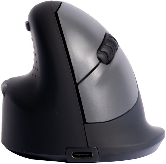 Zijkant van een zwarte ergonomische muis met grijze accenten en USB-poort.
