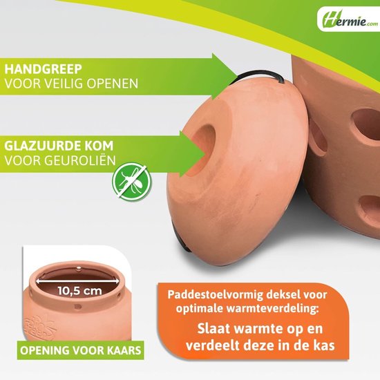 Close-up van terracotta kaarsenwarmer met deksel, met geglazuurde kom voor geuroliën en opening voor kaars. Opening 10,5 cm.