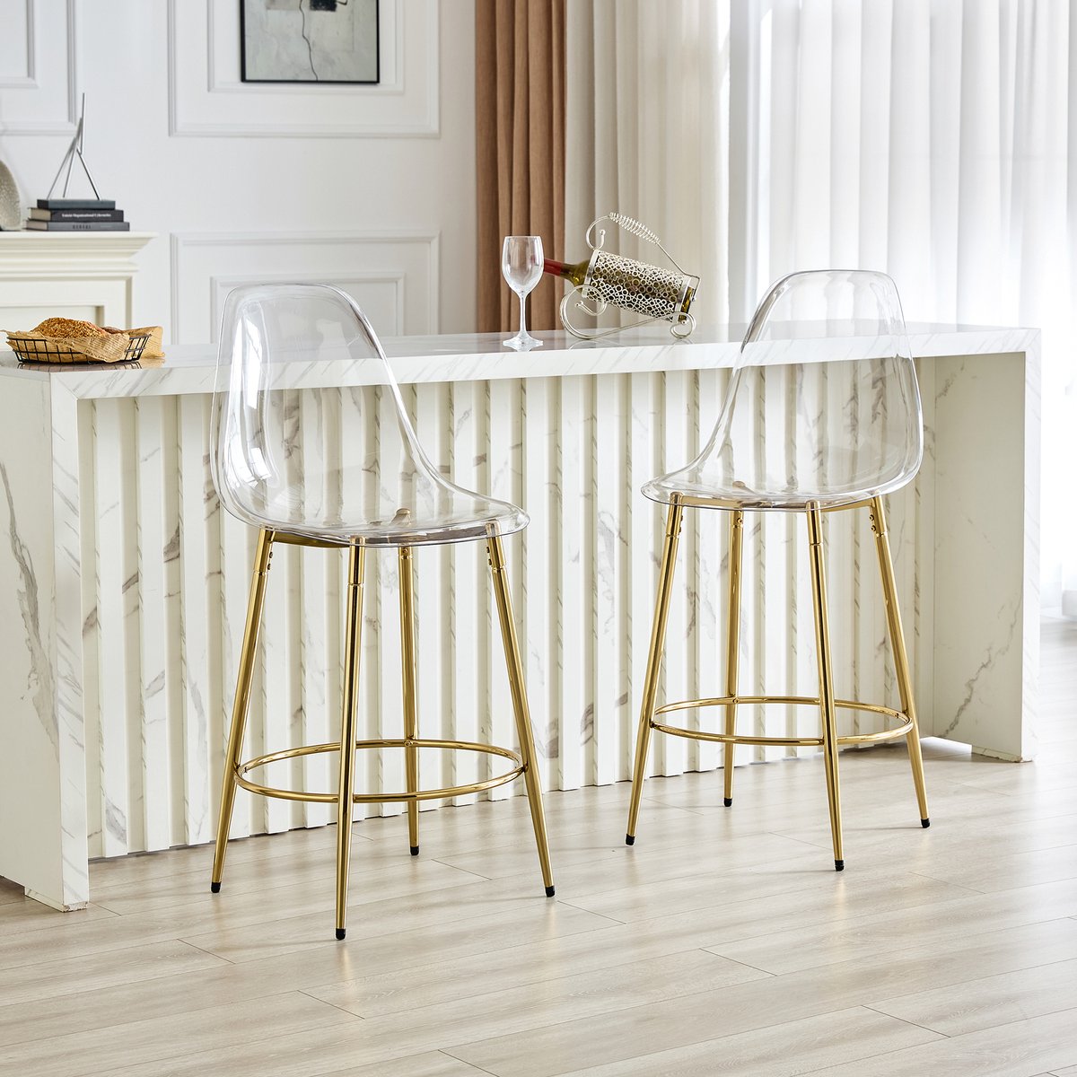 Set van twee transparante barkrukken met een zwevend design – ideaal voor open keukens in Europese stijl. De gouden metalen poten vormen een perfecte aanvulling op het subtiel luxueuze minimalisme. Totale hoogte: 102 cm.