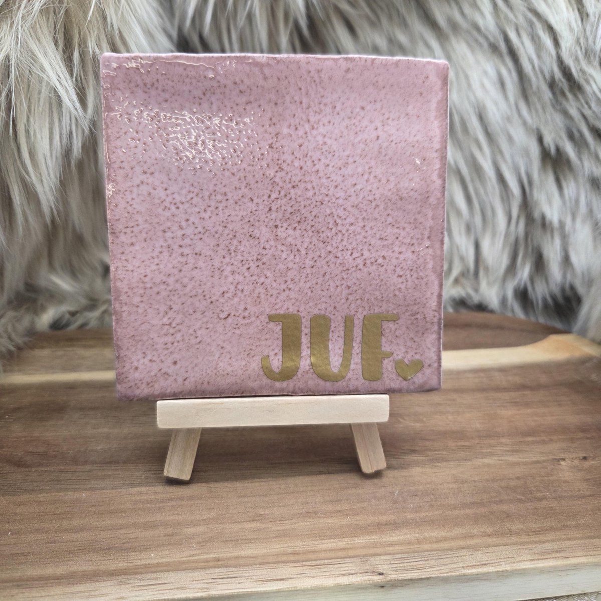 CreaCraft Robuust Wenstegeltje Juf – Cadeau Juffendag – Afscheid Juf – Bedankje – Trendy – Woondecoratie – Cadeautje – Decoratief Tegeltje met Standaard – Cadeau Idee Oudroze/Goud
