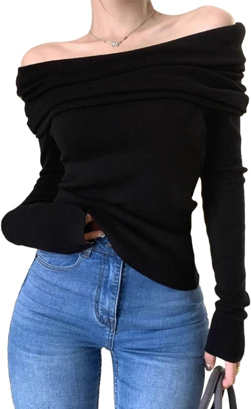 Zwarte off-shoulder trui met lange mouwen, gecombineerd met een blauwe spijkerbroek.