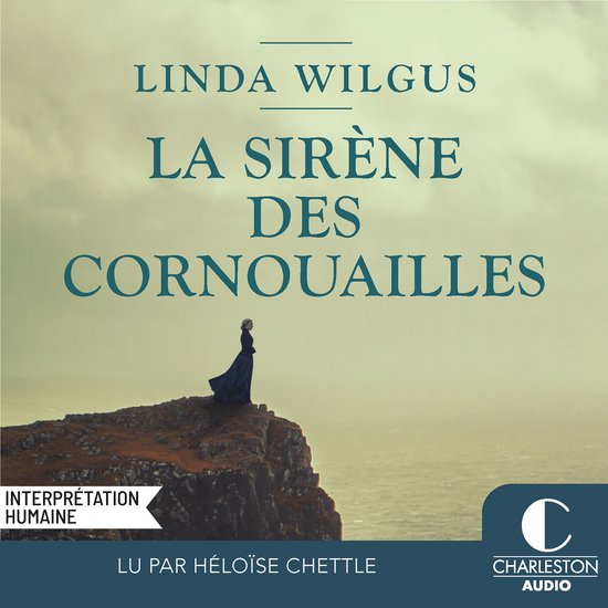 Boekcover 'La Sirène des Cornouailles' van Linda Wilgus met op een rots aan zee een vrouw in een donkerblauwe jurk.