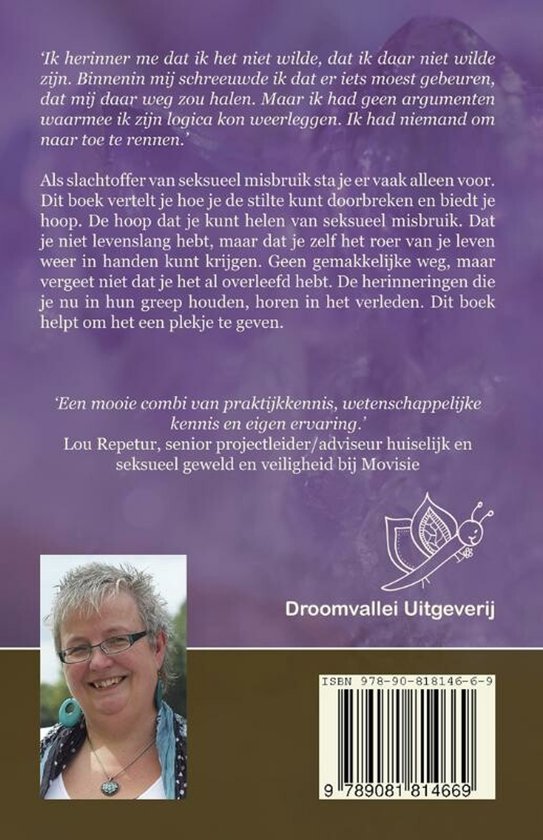Boekomslag met tekst 'Ik herinner me dat ik het niet wilde, dat ik daar niet wilde zijn. Binnenin mij schreeuwde ik dat er iets moest gebeuren, dat mij daar weg zou halen. Maar ik had geen argumenten waarmee ik zijn logica kon weerleggen. Ik had niemand om naar toe te rennen.' met een foto van een lachende vrouw.