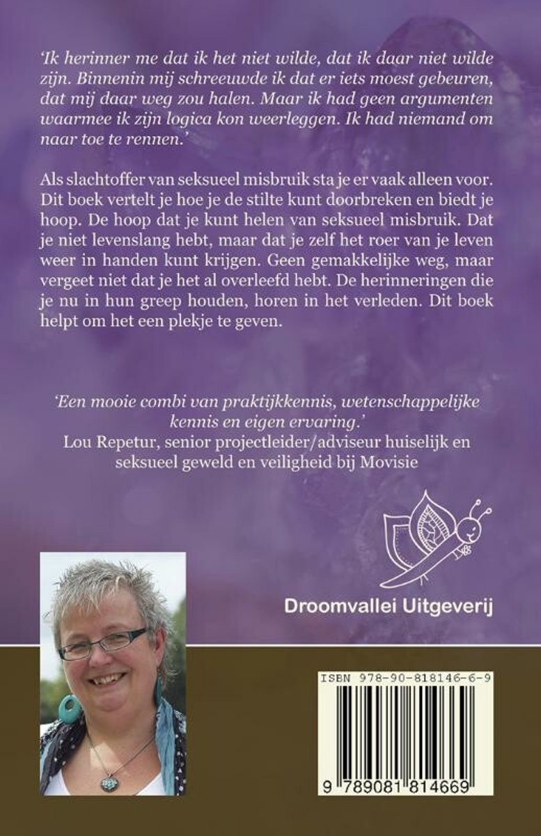 Boekomslag met tekst 'Ik herinner me dat ik het niet wilde, dat ik daar niet wilde zijn. Binnenin mij schreeuwde ik dat er iets moest gebeuren, dat mij daar weg zou halen. Maar ik had geen argumenten waarmee ik zijn logica kon weerleggen. Ik had niemand om naar toe te rennen.' met een foto van een lachende vrouw.