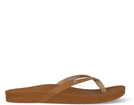 Zijaanzicht van een bruine Reef teenslipper met leren bandjes.