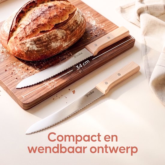 Twee Broba broodmessen met houten handvat naast een half gesneden brood. De messen zijn 34 cm lang. "Compact en wendbaar ontwerp"