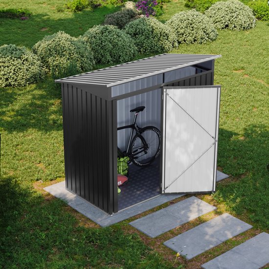 Zwarte metalen tuinschuur met open deur, waarin een fiets en skateboard staan.
