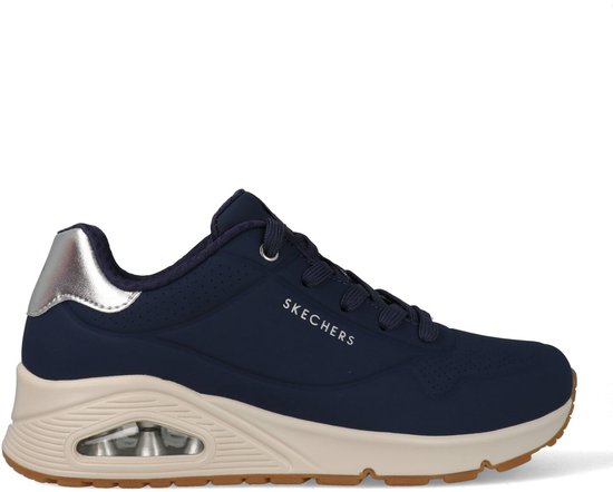 Donkerblauwe Skechers sneaker met zilveren detail op de hiel en een beige zool met luchtdemping.