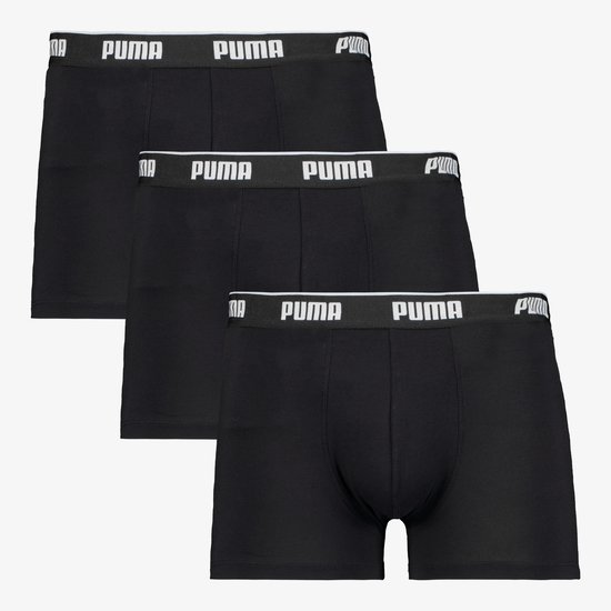 Drie zwarte Puma boxershorts opgestapeld, elk met een witte PUMA-band.