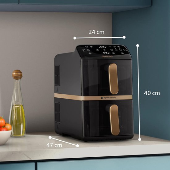 Zwarte Philips Airfryer met gouden accenten op aanrecht. Afmetingen 47x24x40cm.