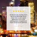 Un avis client 4 étoiles sur une toile de la skyline de New York, avec le texte 'Les couleurs sont magnifiques'.