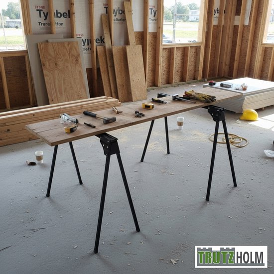 Twee zwarte, poten werkbokken in een bouwplaats, met een houten plank en gereedschap erop.