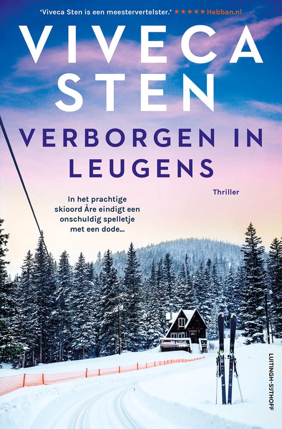 Boekcover: Viveca Sten - Verborgen in leugens. Sneeuwlandschap met skipiste, huisje en ski's.