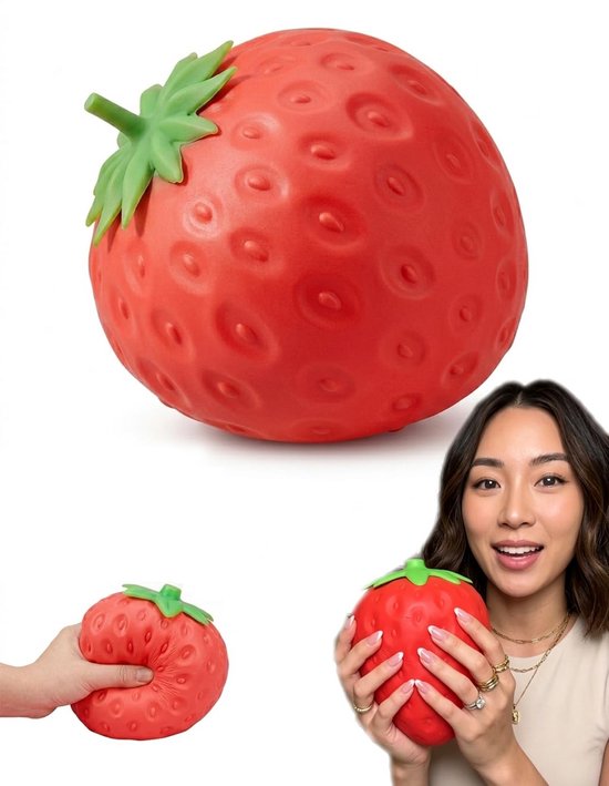 Een grote rode squishy aardbei met groene steel, naast een lachende vrouw die er twee vasthoudt. Kleinere aardbei wordt ingeknepen.