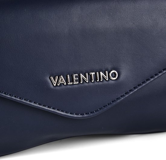 Detail van de donkerblauwe Valentino clutch met zilverkleurig logo.