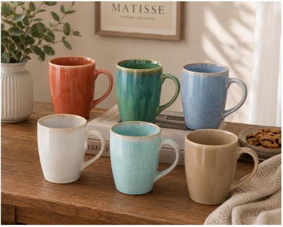 Zes mokken in verschillende kleuren: koraal, groen, blauw, wit, lichtblauw en beige.