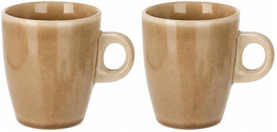 Twee beige mokken met handvat, gevuld met koffie.